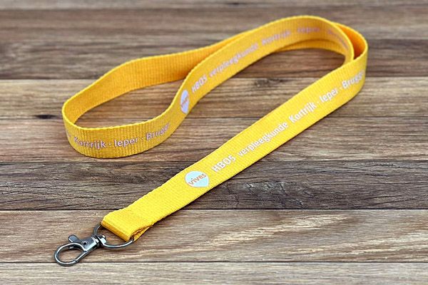 lanyards van gele geweven stof met zeefdruk in 1 kleur
